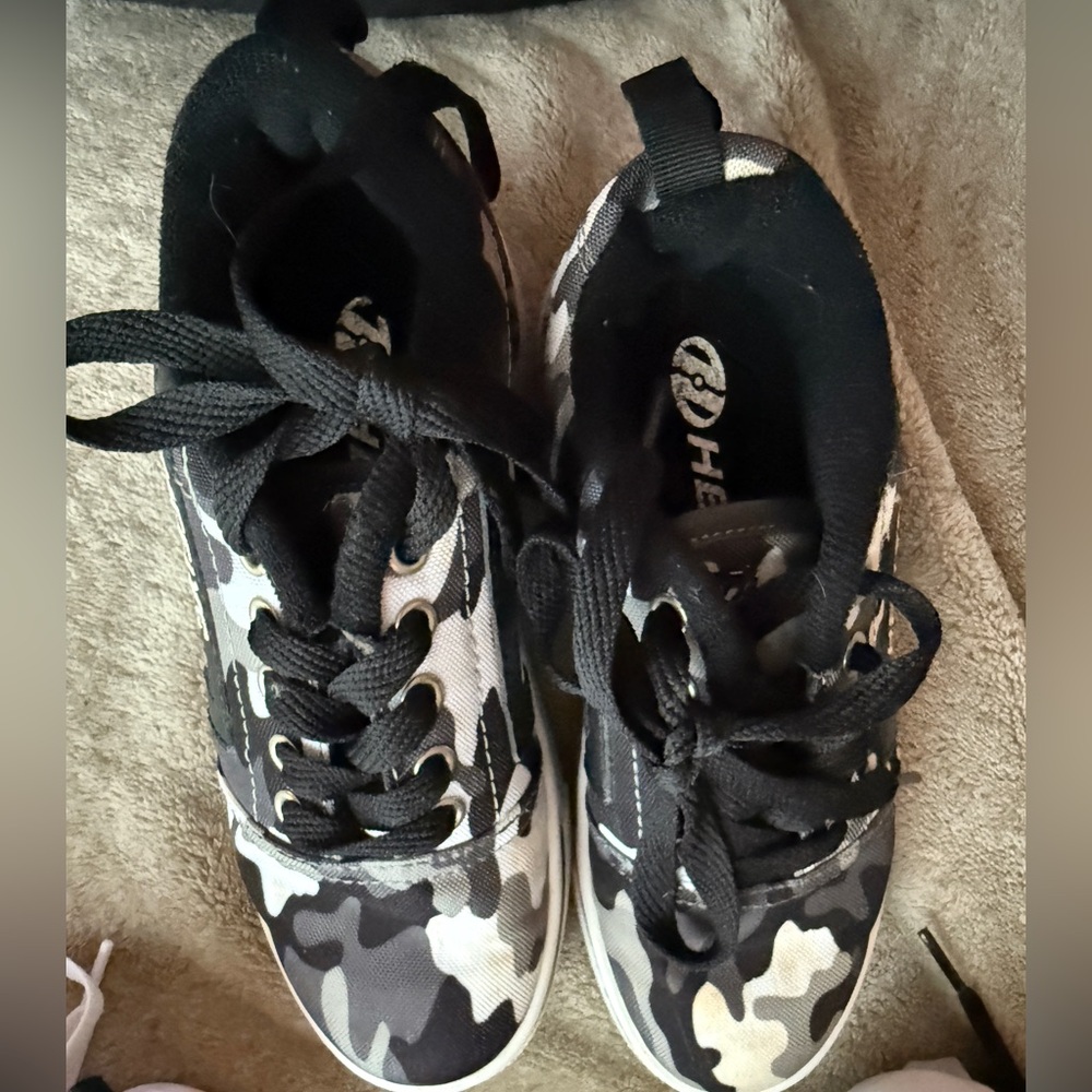 Youth Heelys size 1